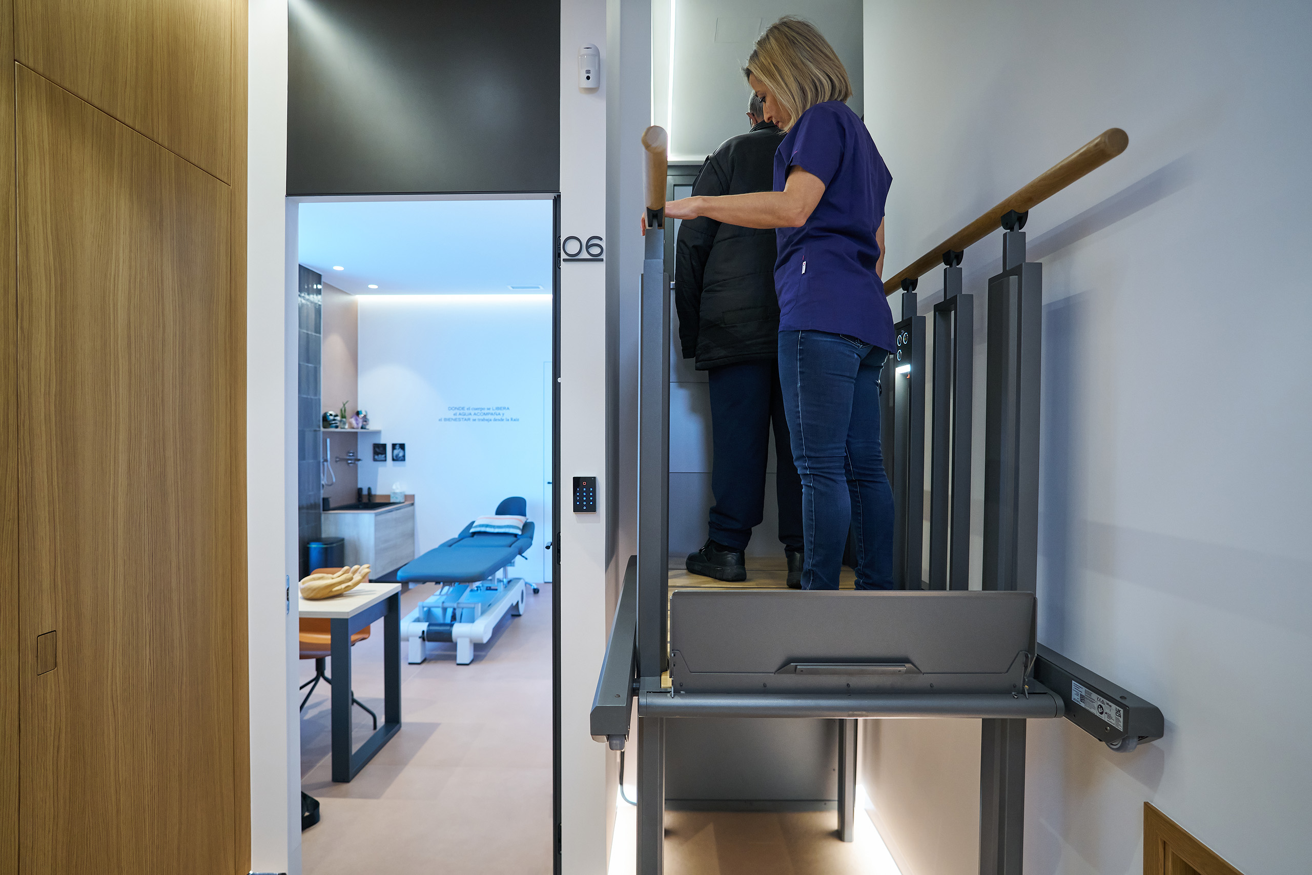 Acceso mobilidad reducida piscina terapéutica. Orgánica