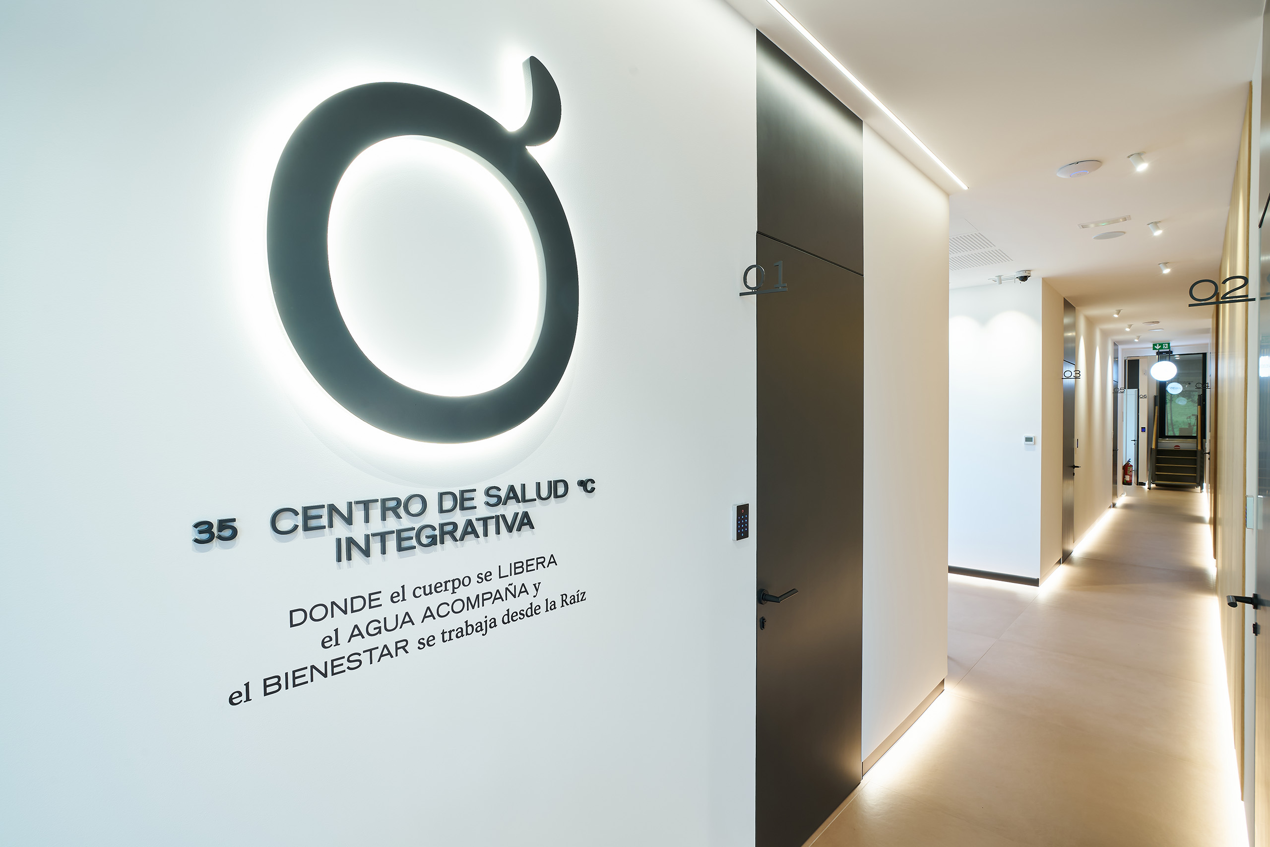 Pasillo gabinetes Centro Salud Integrativa. Orgánica